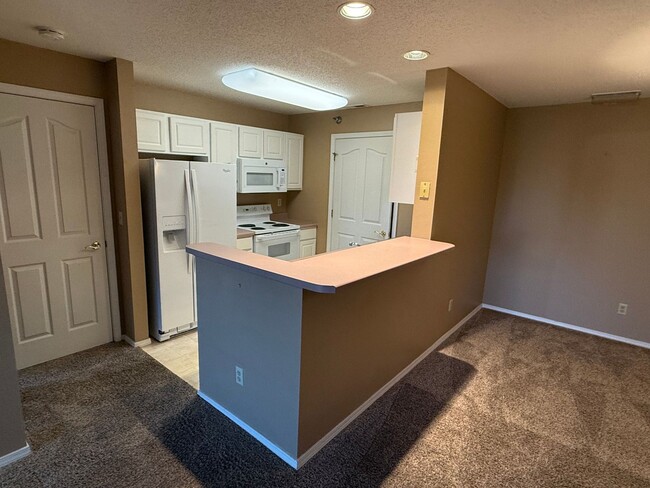 Building Photo - * MOVE-IN SPECIAL * 2-bedroom Condo for re...