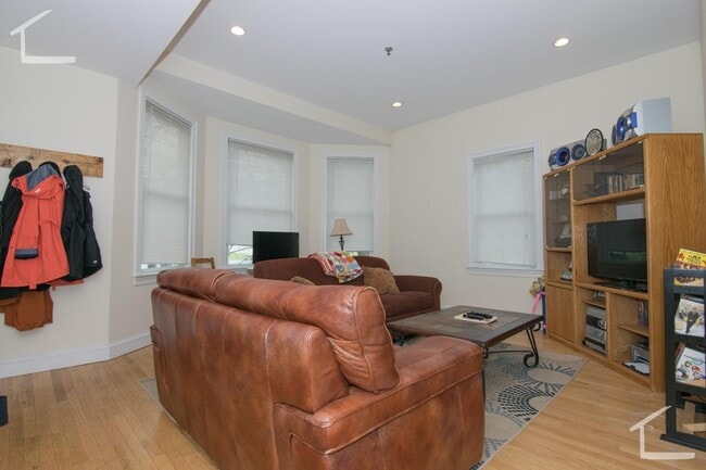 Building Photo - Charming 3 Bedroom-No Broker Fee
