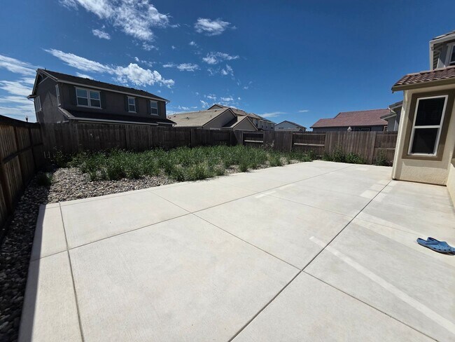 Building Photo - 2-Story 4Bx3.5B House Near Sky River Casino Available Now!!