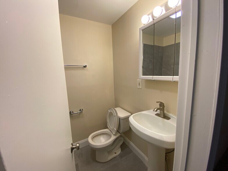 Building Photo - 884 Huntington Ave