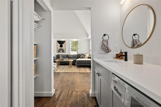 Building Photo - 1507 Drake Ave