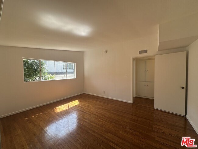 Building Photo - 1555 San Ysidro Dr