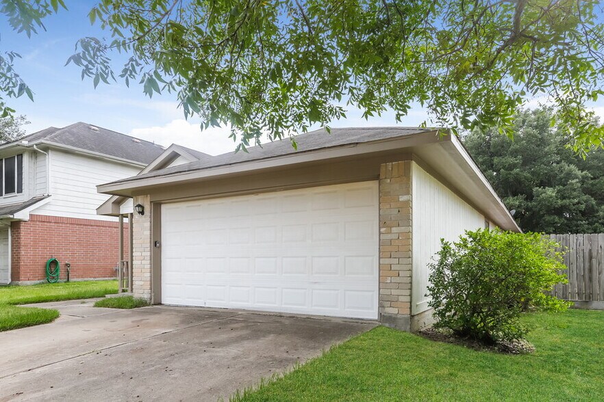 Building Photo - 6395 Crossway Dr