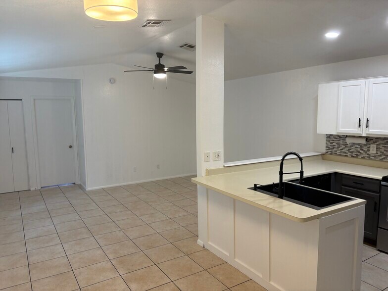 Building Photo - 16043 S Spartan St