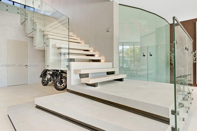 Building Photo - 493 Holiday Dr