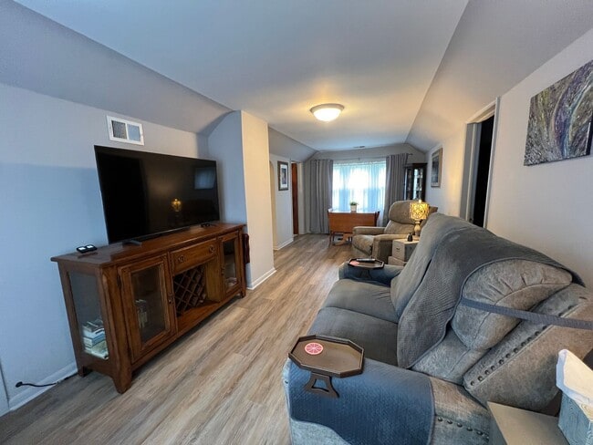 Building Photo - Fully Furnished 1 Bedroom, 1 Bathroom Dupl...