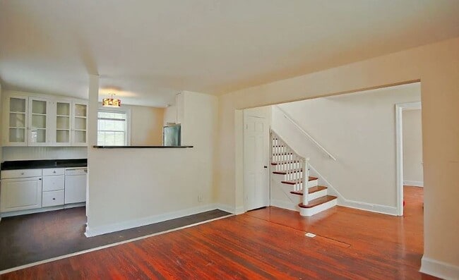 Building Photo - 2026-2027 School Year / 8 Bdrm / 3 Bath St...