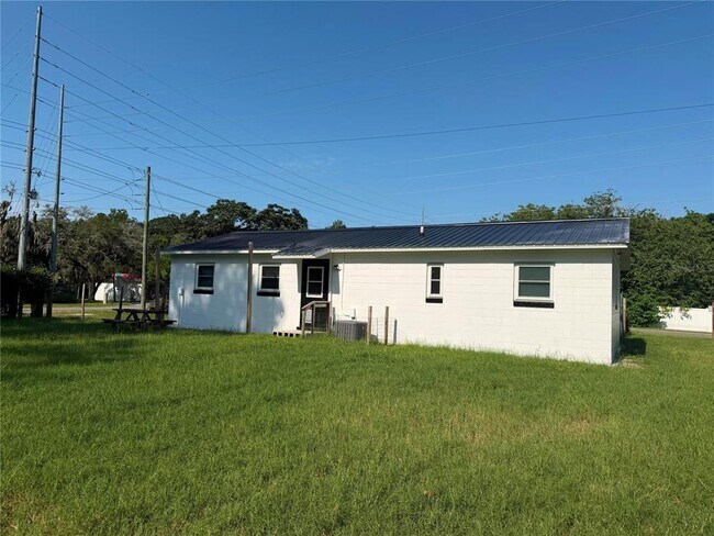 Building Photo - 2401 NE 19th Ave