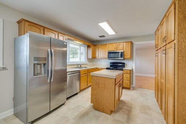Building Photo - Beautifully updated 3 BR 1 BA home with ex...