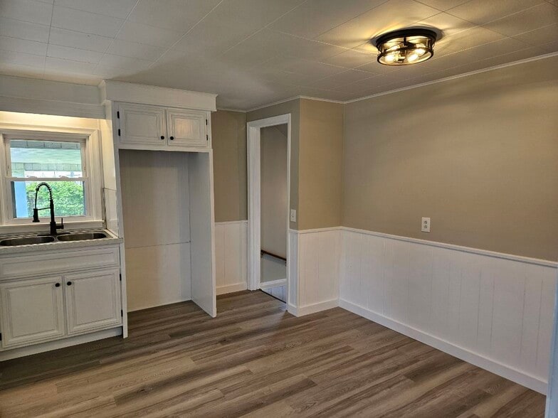 Kitchen - 1801 Sandwith Ave SW