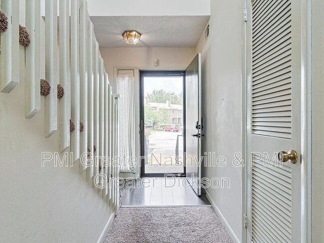 Building Photo - 717 Barlin Ct