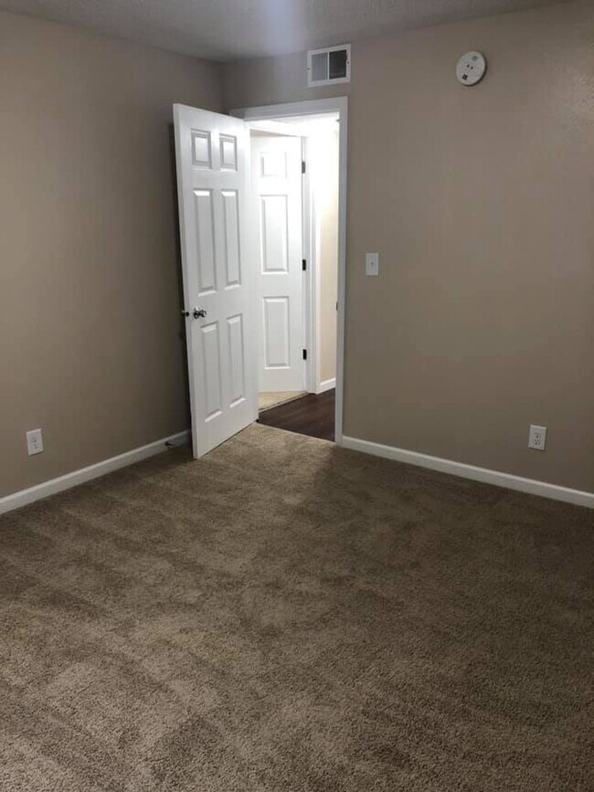 Building Photo - 411 Packwaukee St