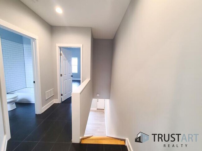 Building Photo - 2 Bedroom house with basement/backyard.