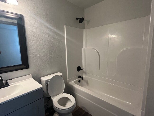 Building Photo - 1207 S Hartford Ave