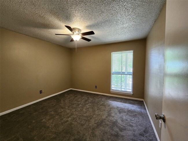 Building Photo - 17331 Red Oak Dr