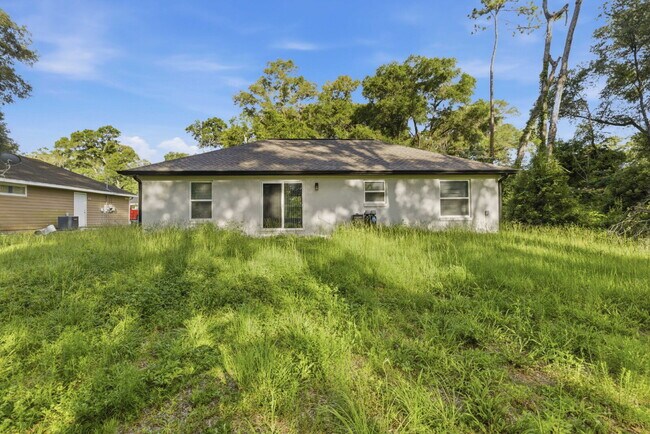 Building Photo - Available Now! Tastefully Designed 3 Bed, 2 Bath Home