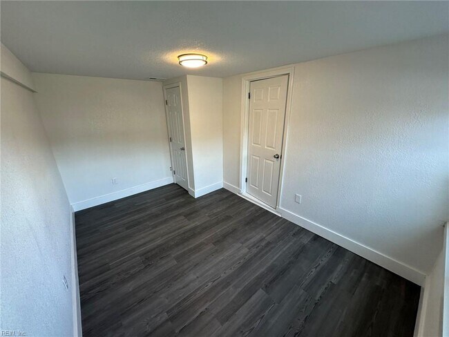 Building Photo - 131 Chesterfield Rd