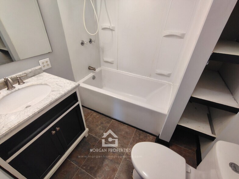 Building Photo - 2216 E Cornell Ave