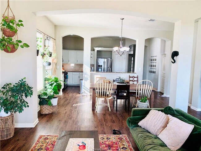 Building Photo - Available NOW! 3/2 in highly desirable Creek Meadows!!