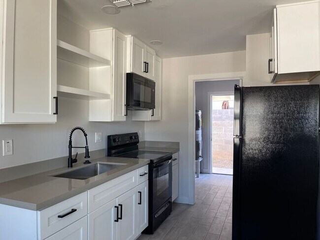 Building Photo - Newly Remodeled 1 Bedroom at end of culdesac, private gate