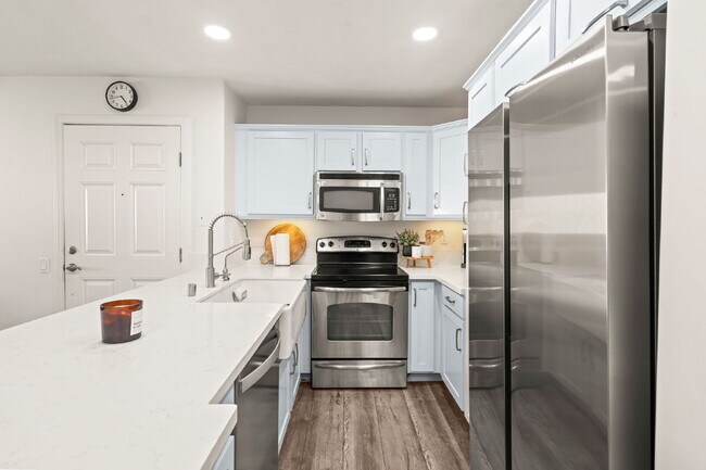 Building Photo - Fully Furnished 3BR/2BA Condo with Vaulted Ceilings, Close Proximity to UCSD and Medical Centers!...