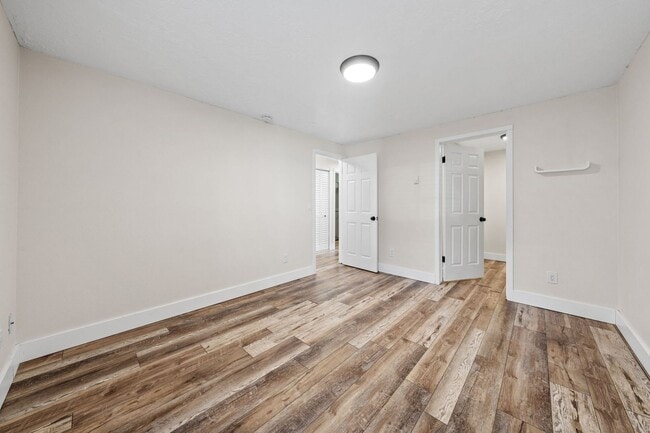 Building Photo - 2-Bed Condo in Kent – Fireplace, Balcony & Convenient Location!