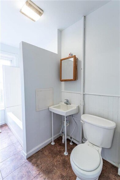 Building Photo - 931 Chew St