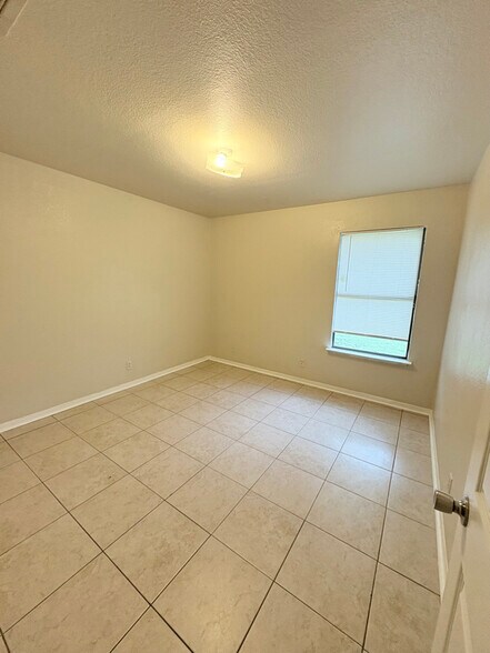 Building Photo - 2102 Westcliff Rd