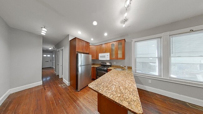 Building Photo - 735 Parker St