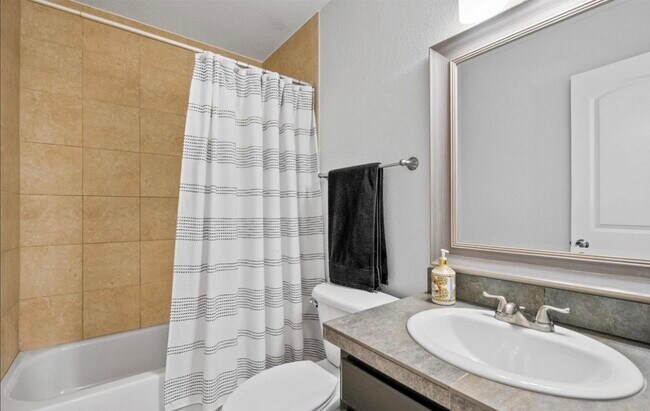 Building Photo - 2182 W Warren Ave