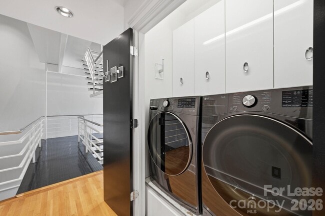 Building Photo - 1124 Dilworth Crescent Row