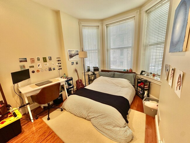 Building Photo - Dupont's Tree Lined Church Street 2 bedroom/1Bath Condo with Deck and Parking!