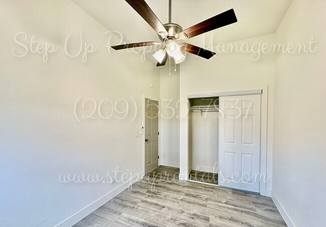 Building Photo - 18669 Pine St