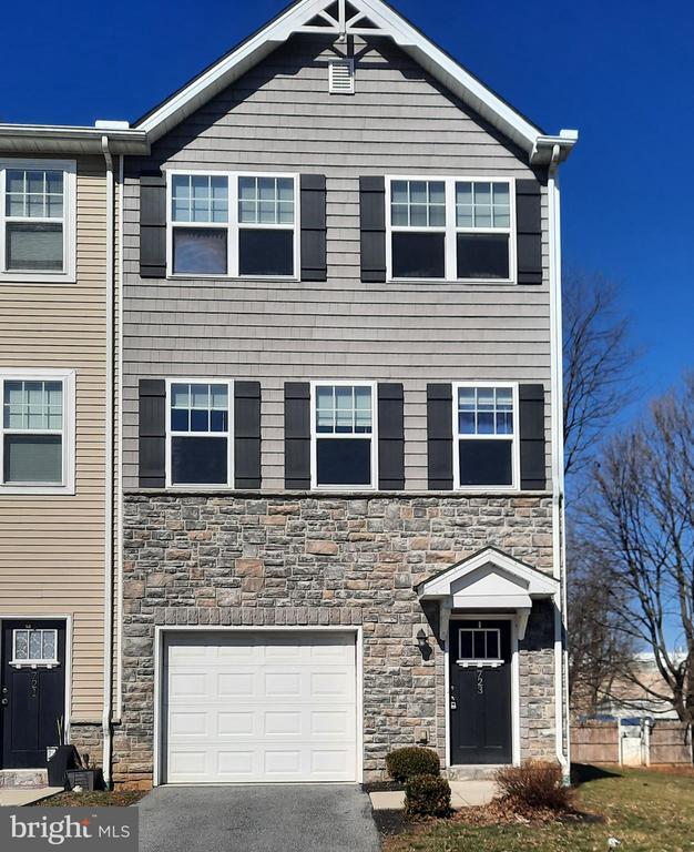 Building Photo - 723 Admiral's Quay Dr