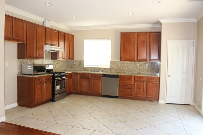 Building Photo - Beautiful 3 Bedrooms 2 Baths Home located in Rancho Cucamonga.