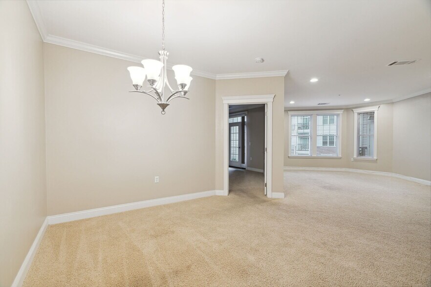 Building Photo - 300 W Elm St