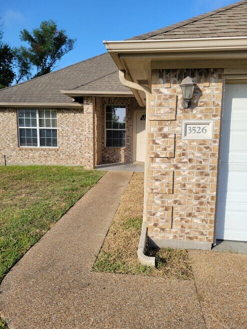 Building Photo - 3526 Farah Dr