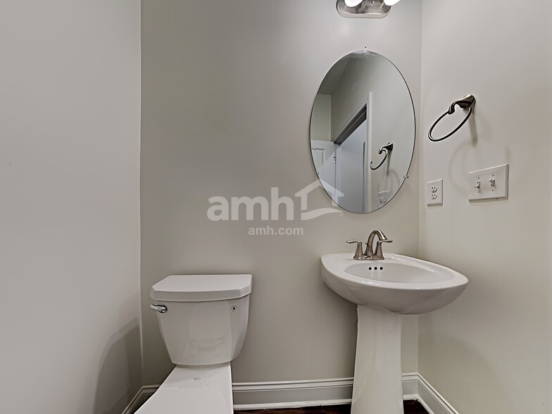 Building Photo - 5285 Valley Dr