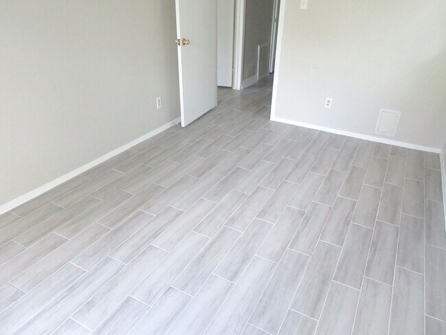 Building Photo - SPRING BRANCH CONDO WITH ALL BILLS PAID!