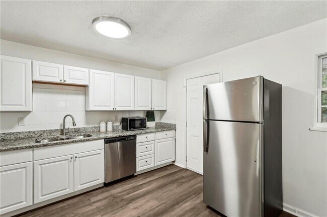 Building Photo - 4042 Sweetbriar Ln