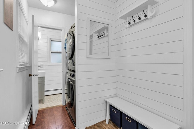 Building Photo - 6 Center St