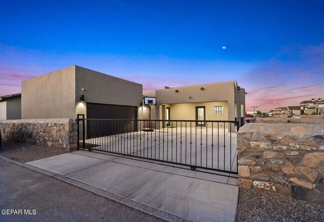 Building Photo - 2621 Maria Casas St