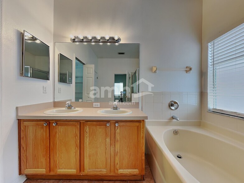 Building Photo - 25702 Aldus Dr