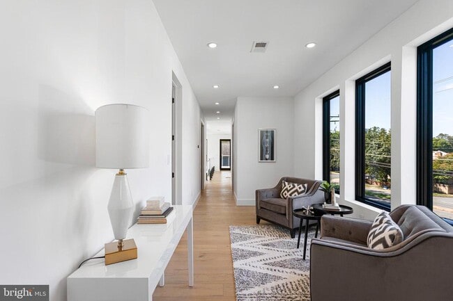 Building Photo - 1733 Chain Bridge Rd