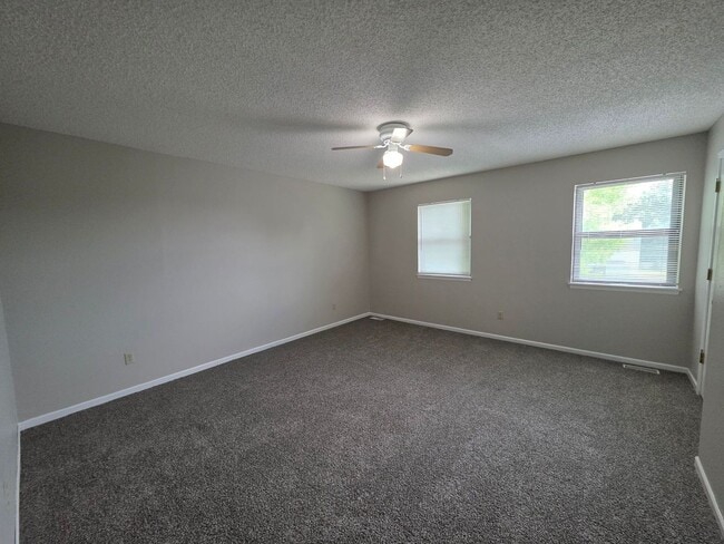 Building Photo - Spacious 2 Bedroom Quadplex with Garage