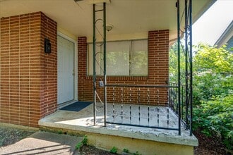 Building Photo - Duplex walking distance to UTC!