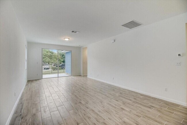 Building Photo - 117 Lacey Oak Lp