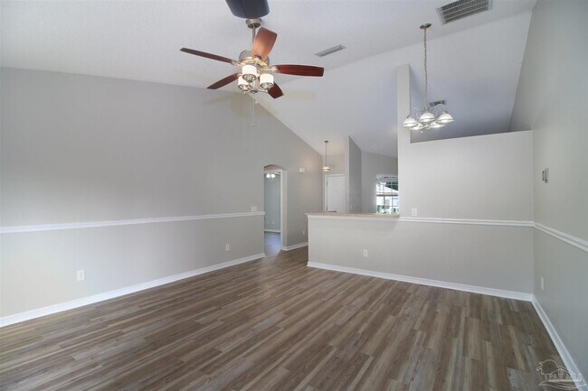 Building Photo - 609 Saleta St