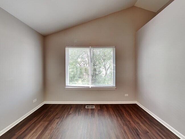 Building Photo - 9921 Bedford Dr