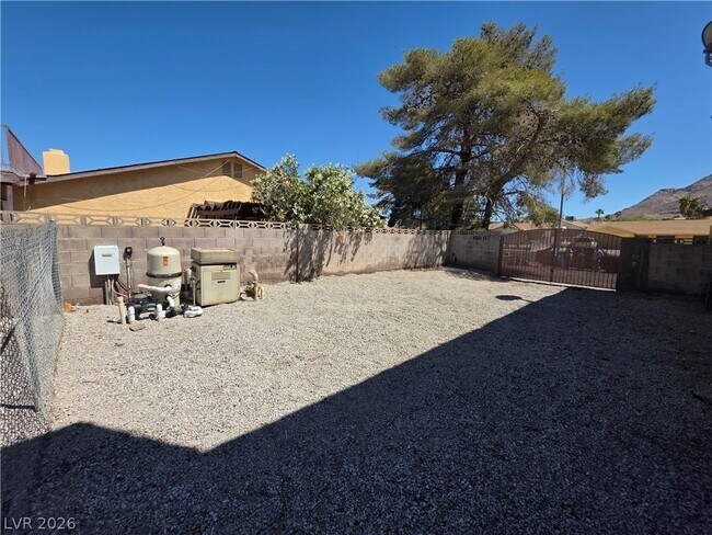 Building Photo - 1745 Mt Hood St